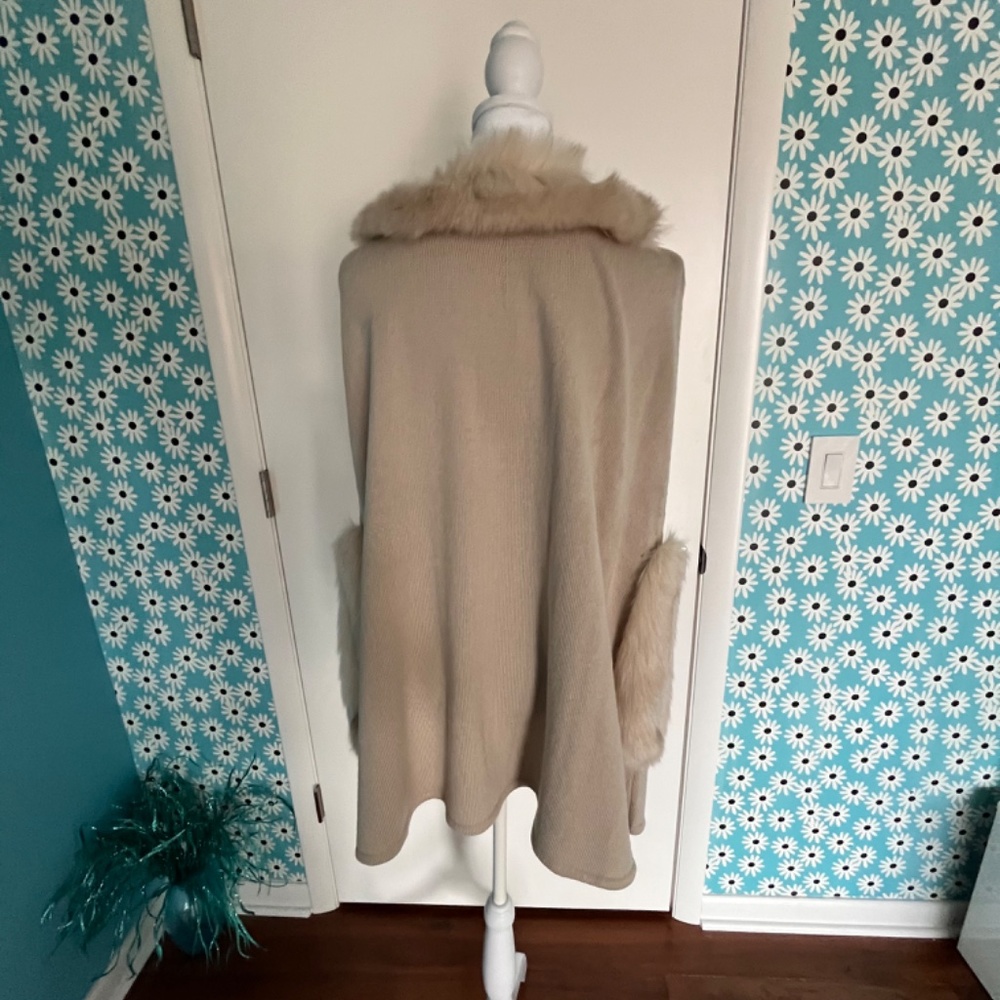 Poncho - Picture 2 of 3